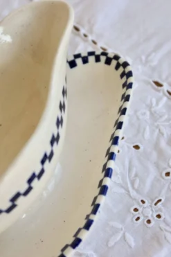 Saucière ancienne en terre de fer Salins - Modèle Damier