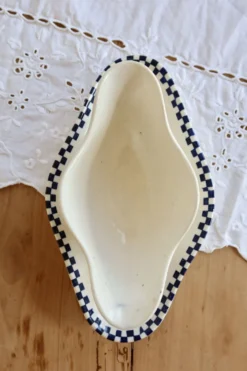Saucière ancienne en terre de fer Salins - Modèle Damier