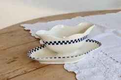 Saucière ancienne en terre de fer Salins - Modèle Damier