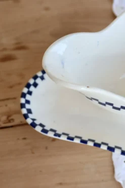 Saucière ancienne en terre de fer Salins - Modèle Damier