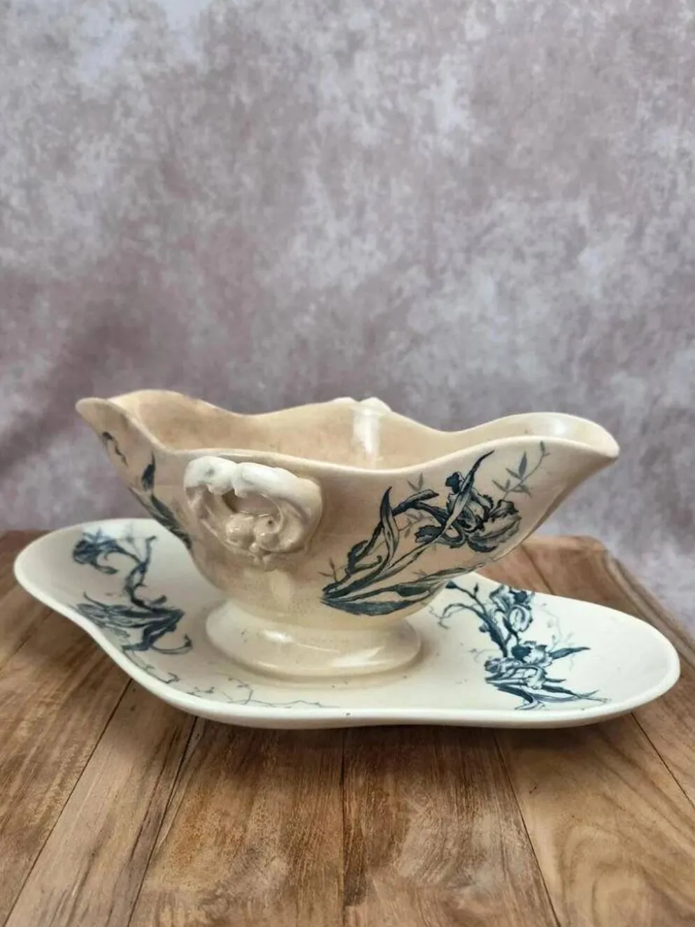 Saucière ancienne Gien Iris en terre de fer, fin XIXe siècle