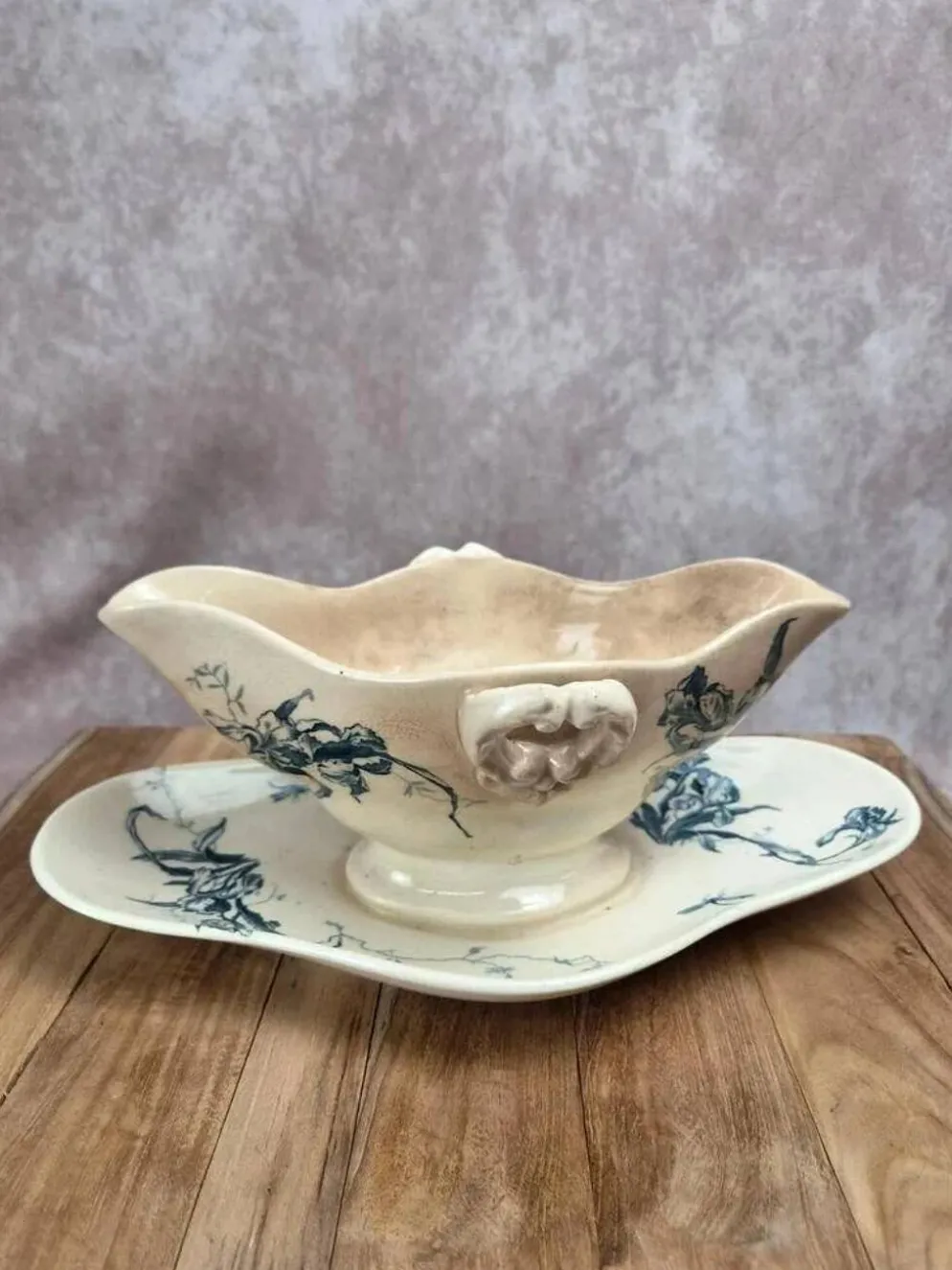 Saucière ancienne Gien Iris en terre de fer, fin XIXe siècle