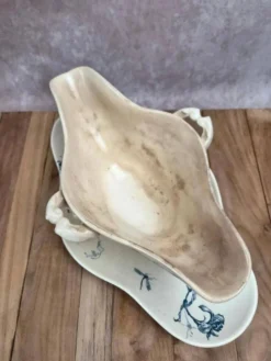 Saucière ancienne Gien Iris en terre de fer, fin XIXe siècle