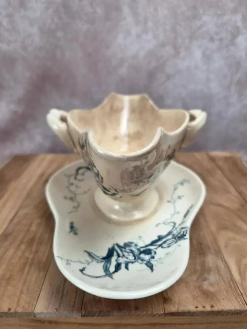 Saucière ancienne Gien Iris en terre de fer, fin XIXe siècle