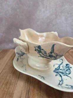 Saucière ancienne Gien Iris en terre de fer, fin XIXe siècle
