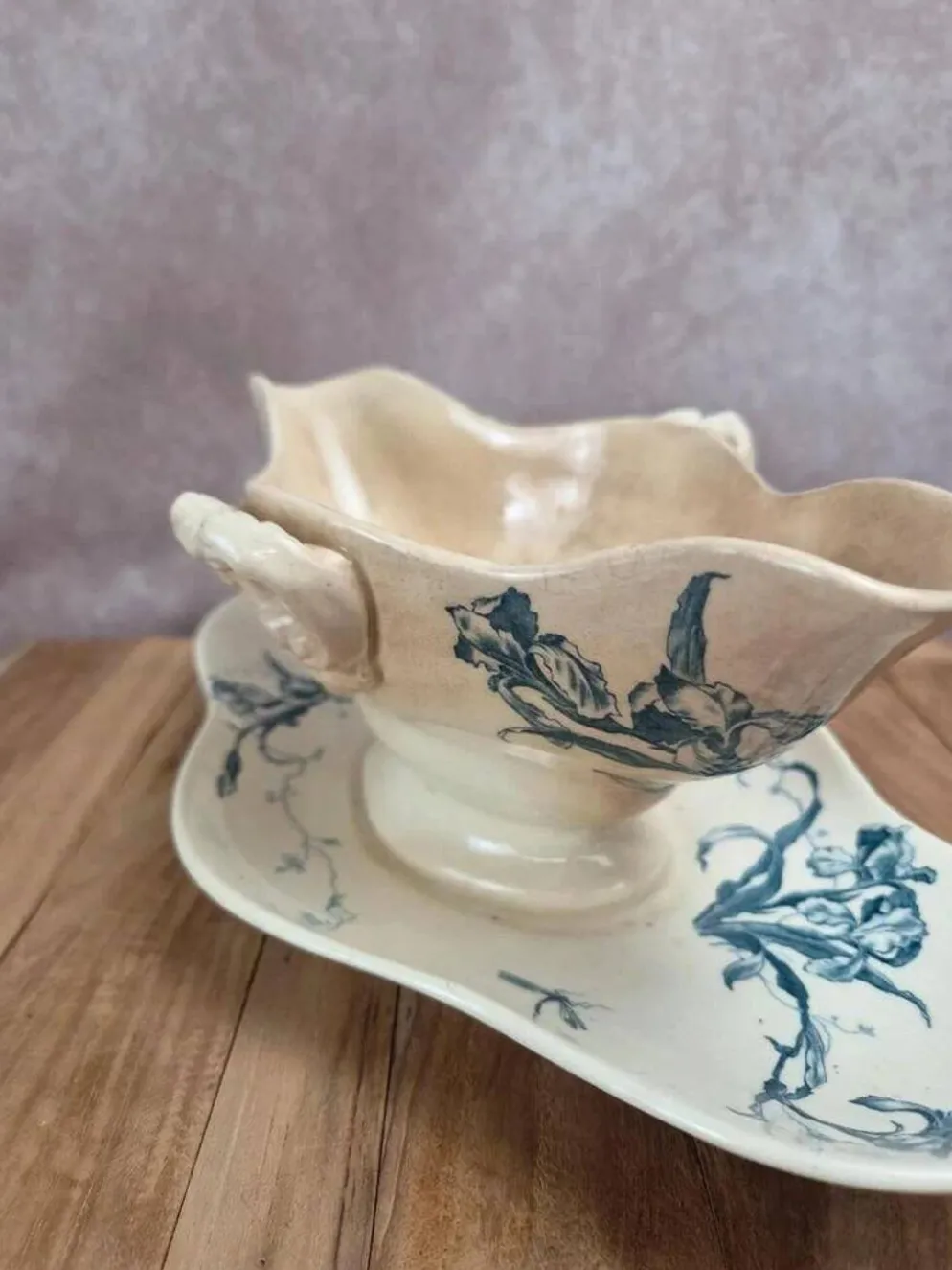 Saucière ancienne Gien Iris en terre de fer, fin XIXe siècle