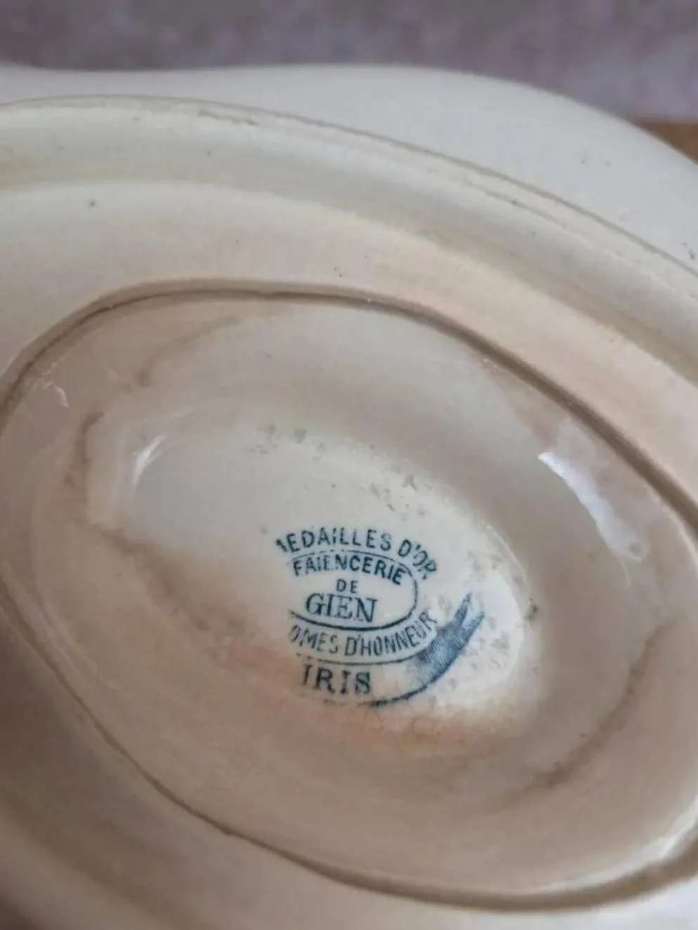 Saucière ancienne Gien Iris en terre de fer, fin XIXe siècle