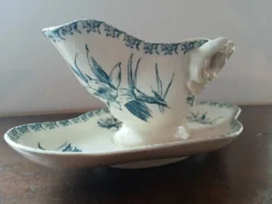 Saucière ancienne Gien porcelaine opaque décor glaïeul