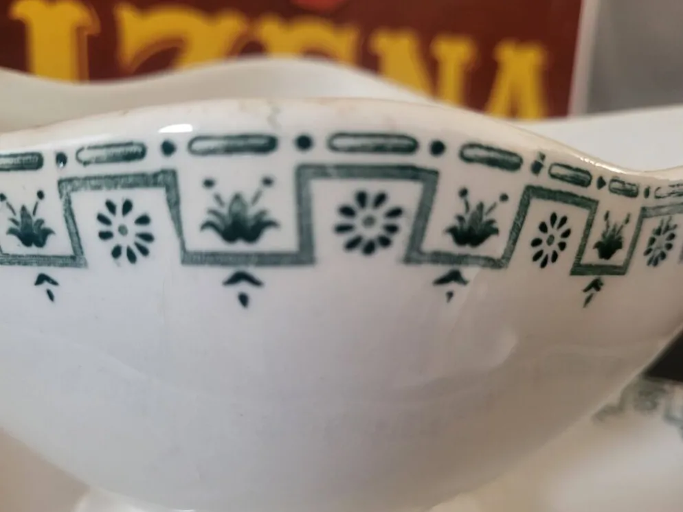 Saucière ancienne Terre de Fer – Porcelaine Opaque de Gien – décor vert géo