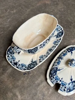 Saucière avec couvercle Gien en terre de fer bleue, service "Ibis bleu"