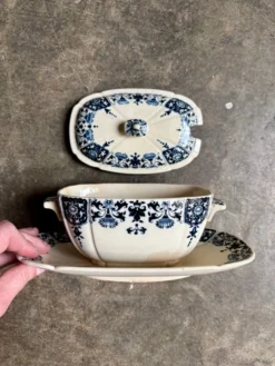 Saucière avec couvercle Gien en terre de fer bleue, service 