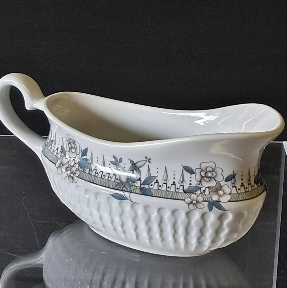 Saucière à bec en porcelaine de Chauvigny France