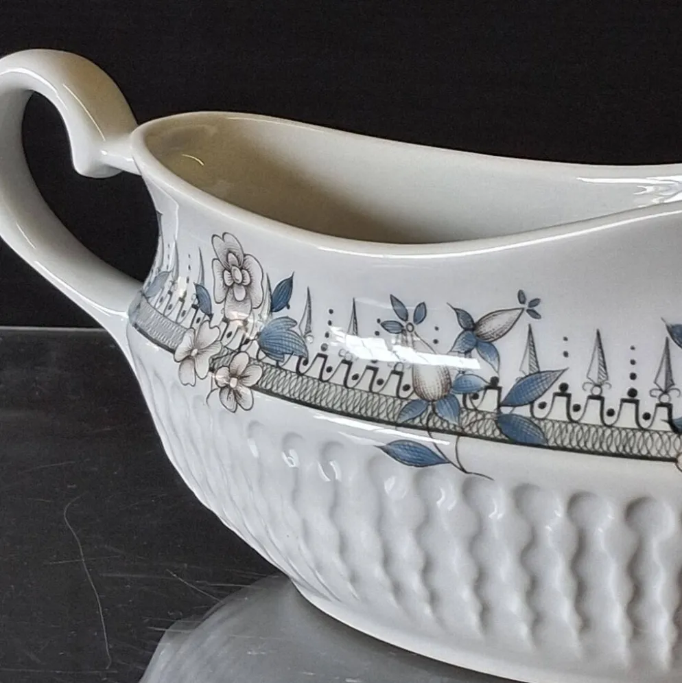 Saucière à bec en porcelaine de Chauvigny France
