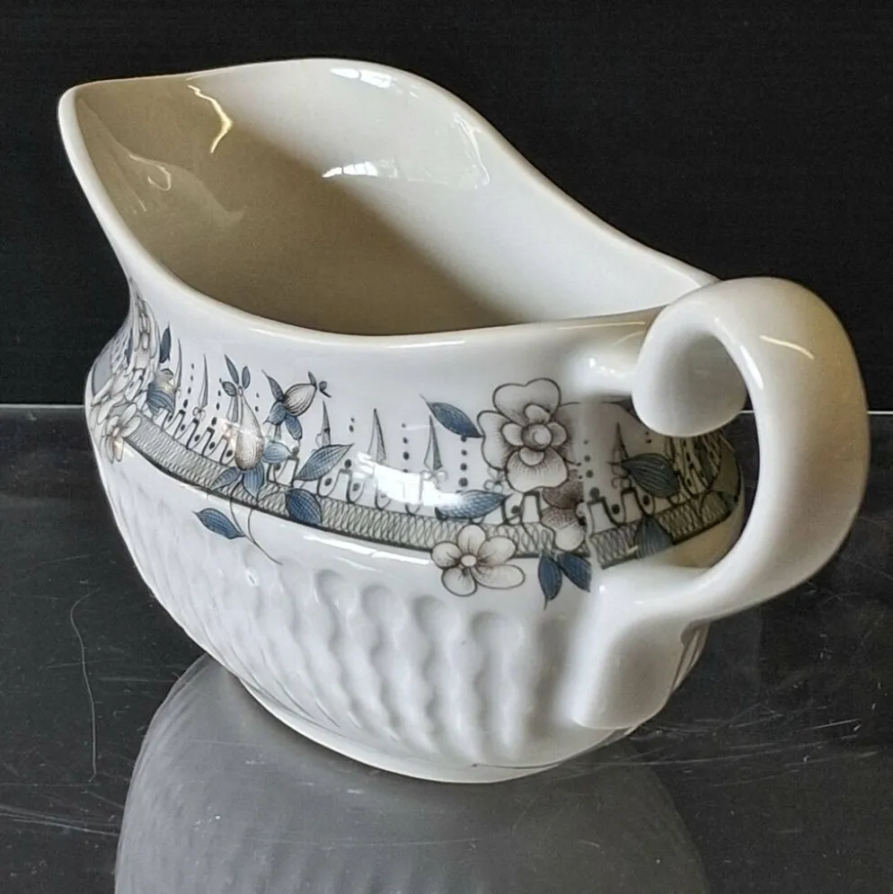 Saucière à bec en porcelaine de Chauvigny France