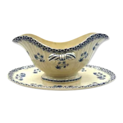 Saucière blanche et bleu en faience terre de fer Boch Frère model Astre