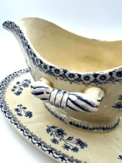Saucière blanche et bleu en faience terre de fer Boch Frère model Astre