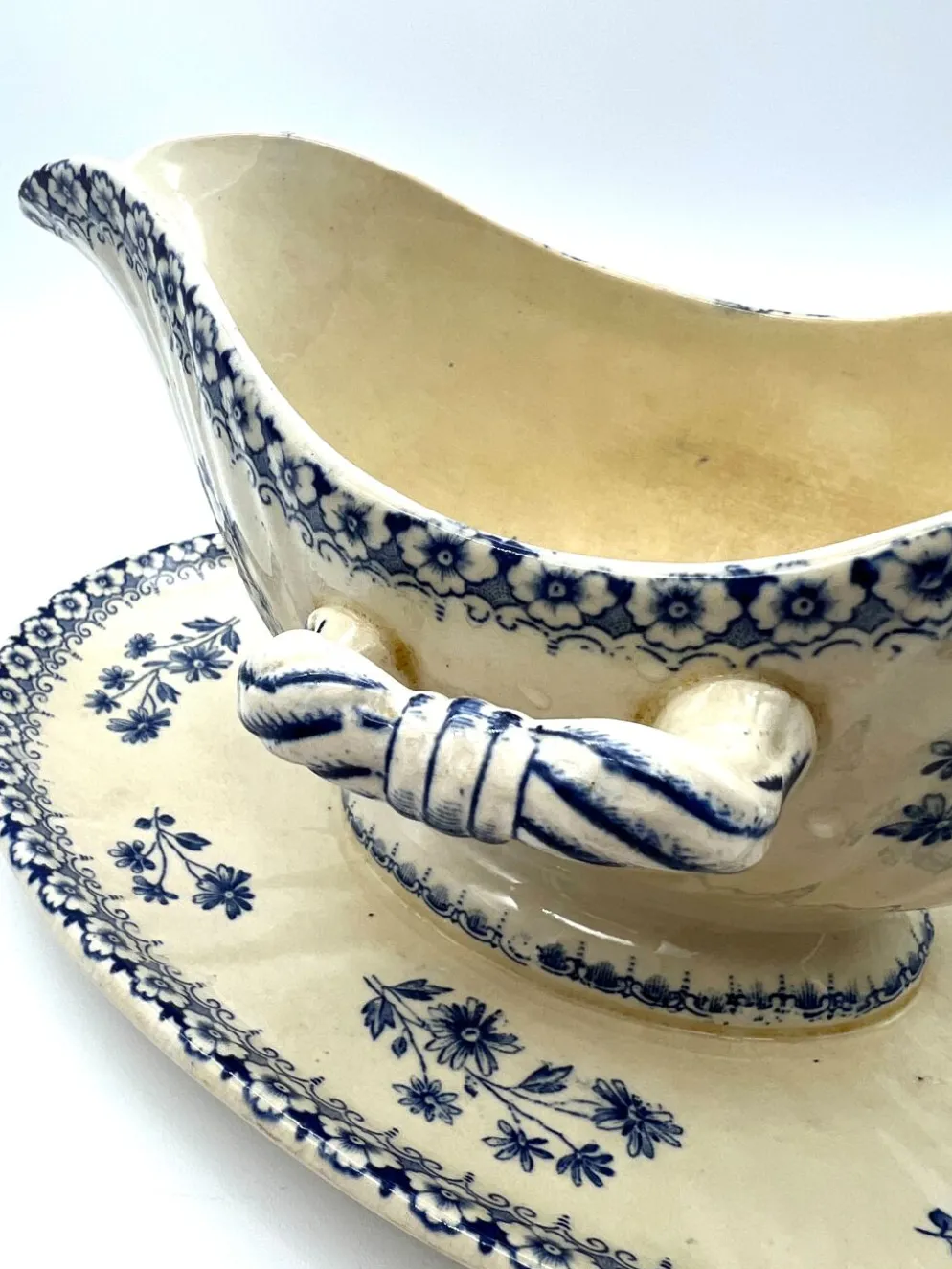 Saucière blanche et bleu en faience terre de fer Boch Frère model Astre