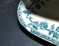 Saucière Choisy Le Roi décor fleuri roses bleu vert Hippolyte Boulenger 1900