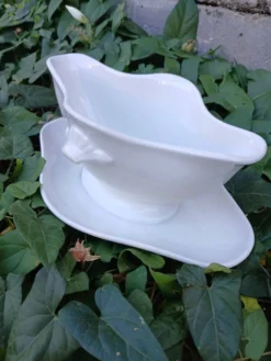 Saucière en faïence blanche