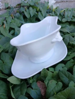 Saucière en faïence blanche
