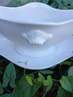 Saucière en faïence blanche