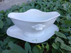 Saucière en faïence blanche