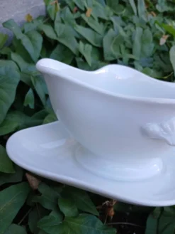 Saucière en faïence blanche