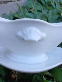 Saucière en faïence blanche