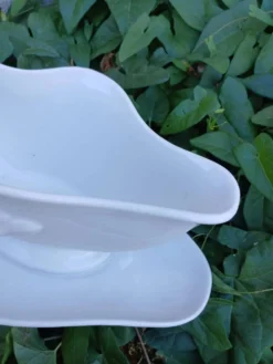 Saucière en faïence blanche