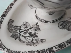 Saucière en faïence de Choisy le Roi