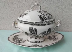 Saucière en faïence de Choisy le Roi