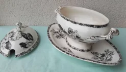 Saucière en faïence de Choisy le Roi