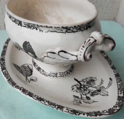 Saucière en faïence de Choisy le Roi