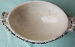 Saucière en faïence de Choisy le Roi