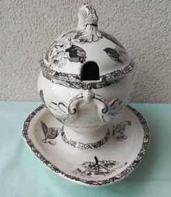 Saucière en faïence de Choisy le Roi