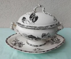Saucière en faïence de Choisy le Roi