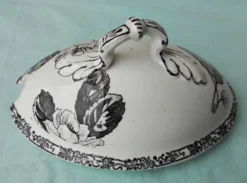 Saucière en faïence de Choisy le Roi