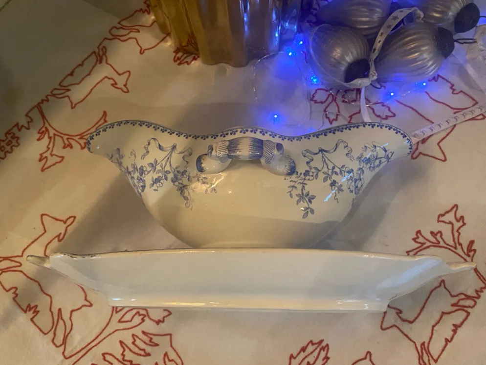 Saucière en faïence modèle Mozart estampillée Sarreguemines