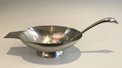 Saucière en forme de cygne en métal argenté
