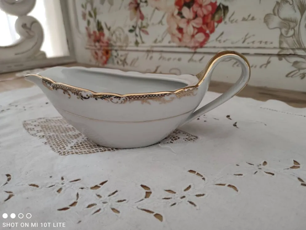 Saucière en porcelaine blanche evor france frise croisillons dorés