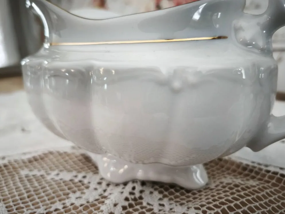 Saucière en porcelaine Manufacture blanche double filet or peint à la main