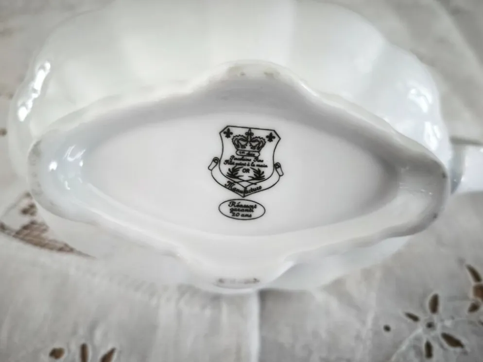 Saucière en porcelaine Manufacture blanche double filet or peint à la main