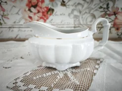 Saucière en porcelaine Manufacture blanche double filet or peint à la main