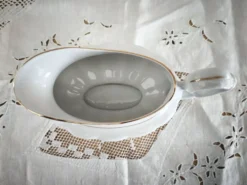 Saucière en porcelaine Manufacture blanche double filet or peint à la main