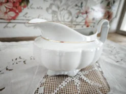 Saucière en porcelaine Manufacture blanche double filet or peint à la main