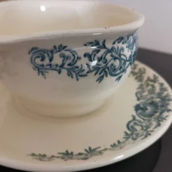 Saucière en terre de fer faïencerie de Longchamp décor Coquille