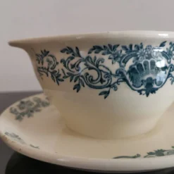 Saucière en terre de fer faïencerie de Longchamp décor Coquille