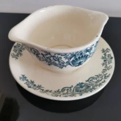 Saucière en terre de fer faïencerie de Longchamp décor Coquille