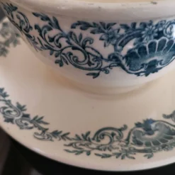Saucière en terre de fer faïencerie de Longchamp décor Coquille