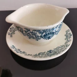 Saucière en terre de fer faïencerie de Longchamp décor Coquille